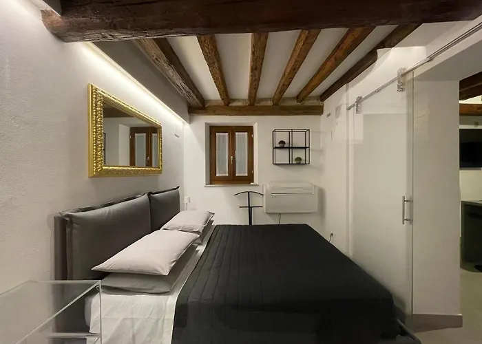 Veniceloft 5minutefromrialto 10minutefromsanmarco 5minitestationtrain Infrontofcad'oro Venice